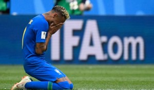 Neymar chora após primeira vitória do Brasil na Copa (Foto: Christophe Simon/AFP)