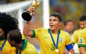 Thiago Silva levanta a taça da Copa das Confederações 2013. (Foto: AFP)
